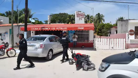 Paramédicos atendieron al motociclista tras presentar golpes en el cuerpo