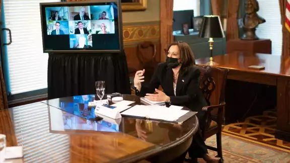 Kamala Harris, durante una reunión con expertos del tema migratorio Kamala Harris, durante una reunión con expertos del tema migratorio