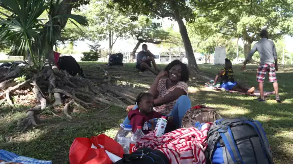 Un hombre resultó detenido por elementos de la Guardia Nacional y el Instituto Nacional de Migración (INM), cuando en una ambulancia apócrifa rotulada con logotipos del IMSS, transportaba a 28 migrantes de Nicaragua Un hombre resultó detenido por elementos de la Guardia Nacional y el Instituto Nacional de Migración (INM), cuando en una ambulancia apócrifa rotulada con logotipos del IMSS, transportaba a 28 migrantes de Nicaragua