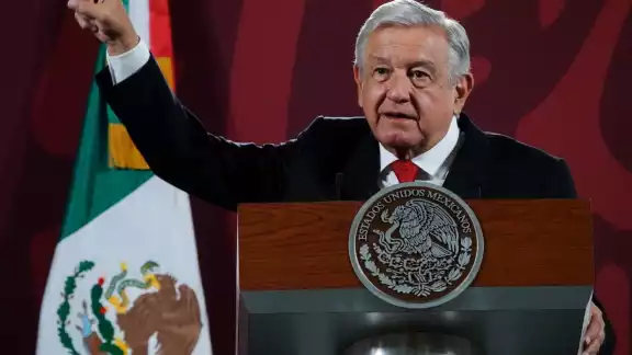 AMLO explicó que con la administración castrense, se evitaría que futuros gobiernos privaticen a la empresa AMLO explicó que con la administración castrense, se evitaría que futuros gobiernos privaticen a la empresa