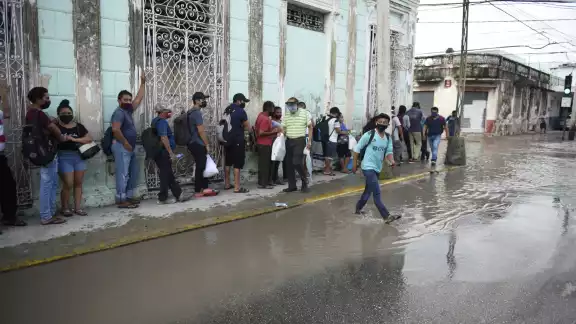 Las autoridades movilizaron a su personal para atender las llamadas por caída de árboles y encharcamientos