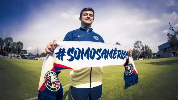 Fernando Madrigal portando su nuevo uniforme