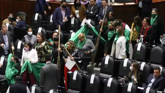 Diputadas del PRD y Morena intercambian insultos en sesión Diputadas del PRD y Morena intercambian insultos en sesión