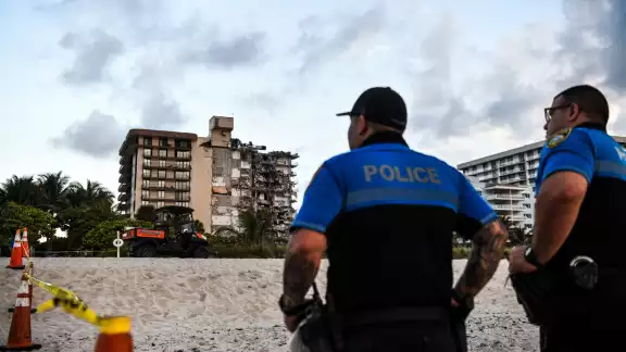 Según medios locales, el edificio fue construido en 1981 y tenía 130 unidades