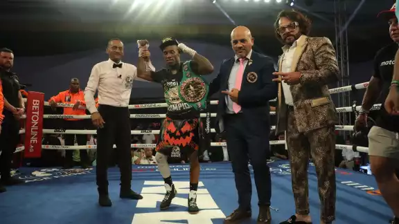 O’Shaquie Foster vence al mexicano Eduardo “Rocky” Hernández O’Shaquie Foster vence al mexicano Eduardo “Rocky” Hernández