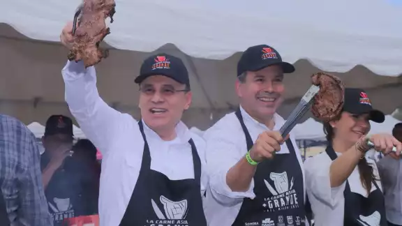 Fueron más de cinco toneladas de carne las que se asaron este domingo en Sonora Fueron más de cinco toneladas de carne las que se asaron este domingo en Sonora