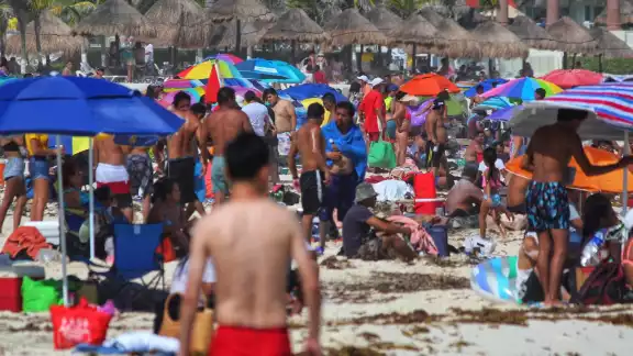 Familias mexicanas y turistas aprovecharon del día festivo para reunirse frente al mar a consumir bebidas embriagante sin respetar la sana distancia Familias mexicanas y turistas aprovecharon del día festivo para reunirse frente al mar a consumir bebidas embriagante sin respetar la sana distancia