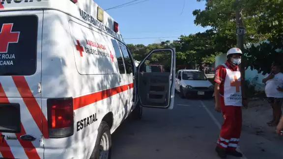 El motociclista fue atendido por paramédicos debido al fuerte impacto El motociclista fue atendido por paramédicos debido al fuerte impacto
