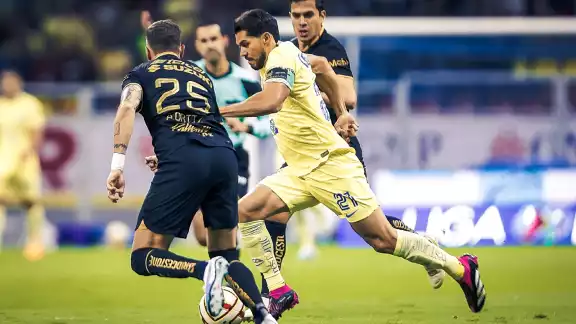 Gran partido en el terreno de juego del Estadio Azteca entre los universitarios y las Águilas, dejando un buen empate