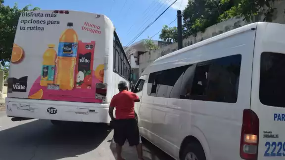 La combi y el camión presentaron solamente daños materiales La combi y el camión presentaron solamente daños materiales