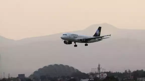 Avión de Volaris aterriza en el AICM Avión de Volaris aterriza en el AICM