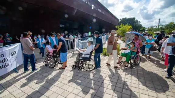 La aglomeración de personas impidió a algunos recibir su inmunización contra el coronavirus La aglomeración de personas impidió a algunos recibir su inmunización contra el coronavirus