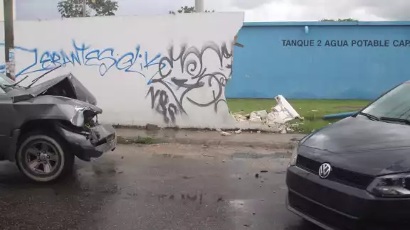La camioneta terminó con daños en su parte frontal tras derribar la barda de Aguakan cerca de la Avenida de los Tules en Cancún La camioneta terminó con daños en su parte frontal tras derribar la barda de Aguakan cerca de la Avenida de los Tules en Cancún
