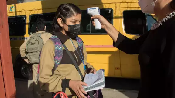 Niña regresa a clases a secundaria técnica en la CDMX Niña regresa a clases a secundaria técnica en la CDMX