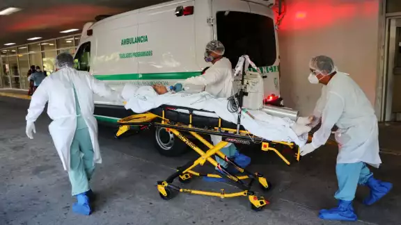 En total, 19 médicos, 12 administrativos, 5 enfermeras y un laboratorista han fallecido por COVID-19. En total, 19 médicos, 12 administrativos, 5 enfermeras y un laboratorista han fallecido por COVID-19.