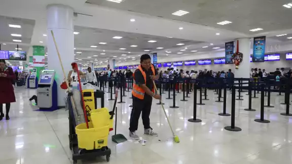 Le gusta mucho su trabajo porque ve y conoce a mucha gente distinta e interesante