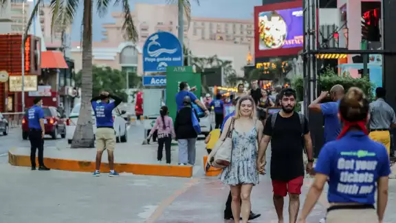 En pleno corazón turístico de la Zona Hotelera, los extranjeros se paseaban sin importarles los rebrotes de Coronavirus