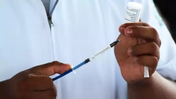 El médico señaló que se puede recibir la vacuna de la influenza una vez que pase un tiempo de haber sido inoculado contra el COVID