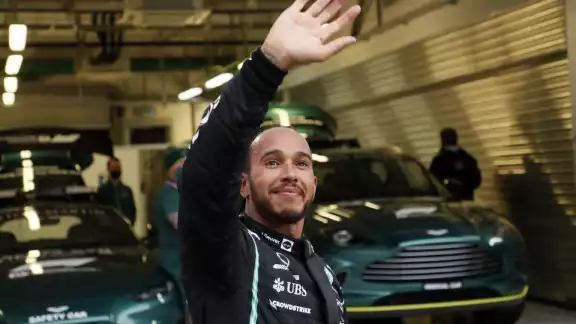 Lewis Hamilton se convierte en dueño de los Bronco de Denver de la NFL Lewis Hamilton se convierte en dueño de los Bronco de Denver de la NFL