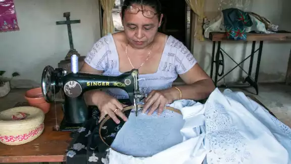 La artesana comenta que es un práctica que ha heredado de su mamá La artesana comenta que es un práctica que ha heredado de su mamá