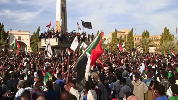 Miles de manifestantes en Sudán salieron a las calles para exigir un gobierno civil en un país controlado por el ejército Miles de manifestantes en Sudán salieron a las calles para exigir un gobierno civil en un país controlado por el ejército