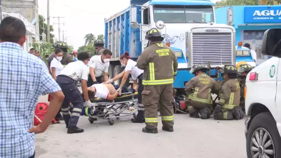 La mujer fue trasladada a un hospital para su atención médica La mujer fue trasladada a un hospital para su atención médica
