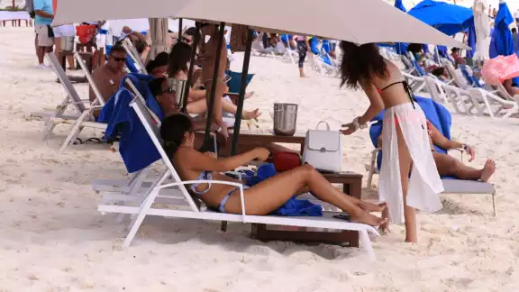 Las playas de Cancún se mantienen con turistas, pero en menor cantidad Las playas de Cancún se mantienen con turistas, pero en menor cantidad