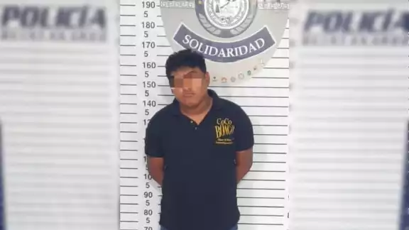Irvin 'N' fue trasladado a la FGE Quintana Roo por ser presuntamente quien disparó dentro del Bar Kumbala en Playa del Carmen Irvin 'N' fue trasladado a la FGE Quintana Roo por ser presuntamente quien disparó dentro del Bar Kumbala en Playa del Carmen