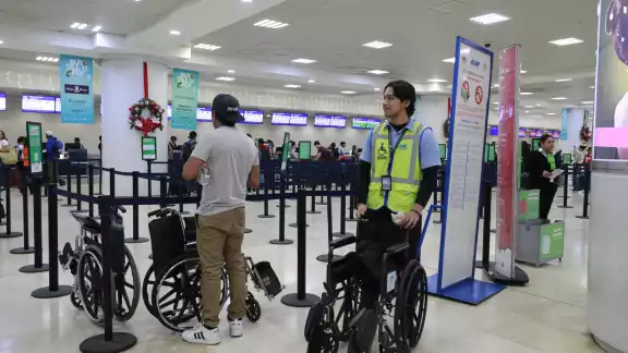 La mayor parte de empleados son estudiantes universitarios.