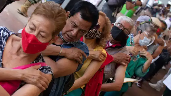 Personas de 50 a 59 años reciben dosis de la vacuna