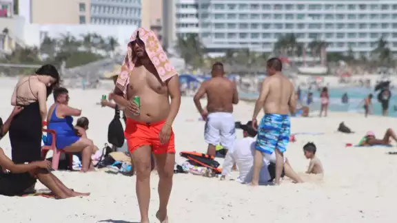 Los turistas nacionales y extranjeros disfrutaron de las playas de Cancún, aún con el clima fresco en la zona