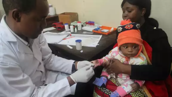Médico africano atiende a bebé