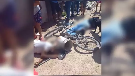 Vecinos de la colonia 2 de Octubre en Tulum rodearon los cadáveres e incluso una persona trató de ayudar a uno de losa fallecidos Vecinos de la colonia 2 de Octubre en Tulum rodearon los cadáveres e incluso una persona trató de ayudar a uno de losa fallecidos