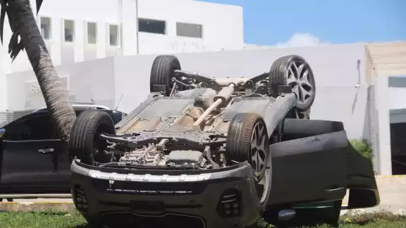 La volcadura ocurrió sobre la avenida Bonampak de Cancún, Quintana Roo La volcadura ocurrió sobre la avenida Bonampak de Cancún, Quintana Roo