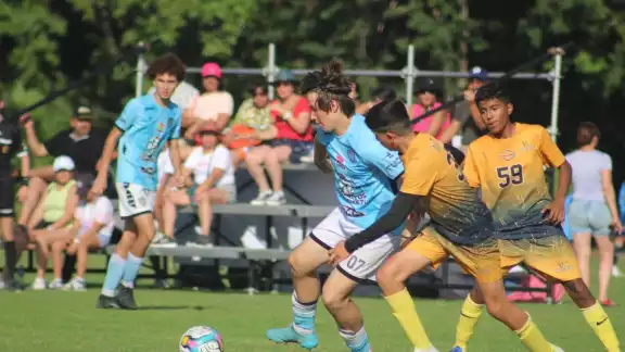 Un total de 51 equipos de seis naciones como Estados Unidos, Canadá, Colombia, Costa Rica, Guatemala y el anfitrión México entraron en acción este jueves