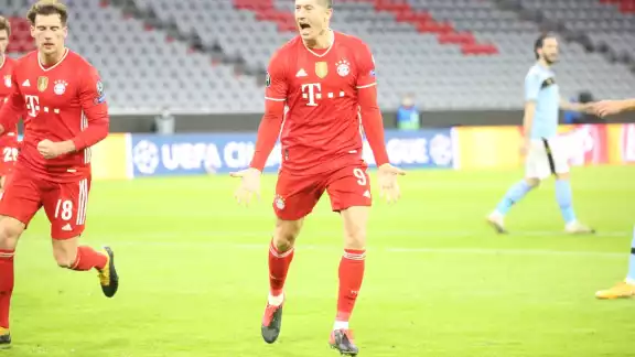 Lewandowski celebra un gol de penal Lewandowski celebra un gol de penal