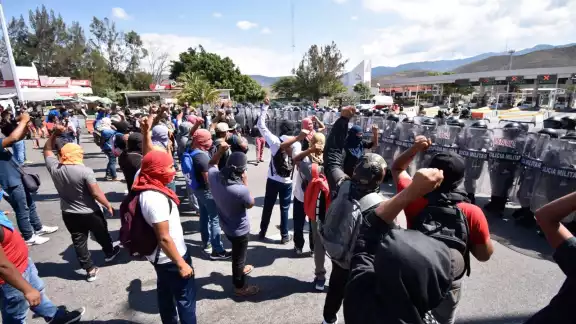 Normalistas de Ayotzinapa intentan tomar caseta de Palo Blanco, en Autopista del Sol Normalistas de Ayotzinapa intentan tomar caseta de Palo Blanco, en Autopista del Sol