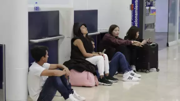 Algunos visitantes que han tenido complicaciones para regresar a sus ciudades de origen se quedan en el Recinto Aéreo. Algunos visitantes que han tenido complicaciones para regresar a sus ciudades de origen se quedan en el Recinto Aéreo.