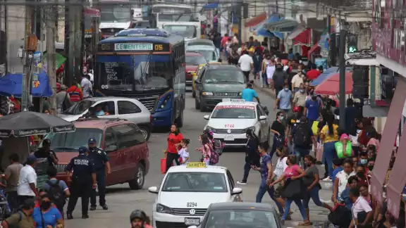 La falta de planeación en la construcción de nuevos fraccionamientos de Mérida genera problemas de tráfico vehicular La falta de planeación en la construcción de nuevos fraccionamientos de Mérida genera problemas de tráfico vehicular