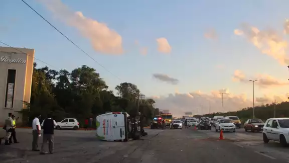 En la van de transporte turístico viajaban 10 personas, de las cuales, tres resultaron lesionadas En la van de transporte turístico viajaban 10 personas, de las cuales, tres resultaron lesionadas