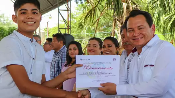 El Delegado federal del Bienestar estuvo en la graduación de jóvenes de secundaria en Maxcanú El Delegado federal del Bienestar estuvo en la graduación de jóvenes de secundaria en Maxcanú