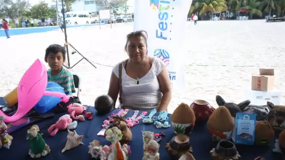 Unos 20 expositores participaron este año ofertando artesanías hechas con materiales de la playa como conchas, cocos, caracoles Unos 20 expositores participaron este año ofertando artesanías hechas con materiales de la playa como conchas, cocos, caracoles
