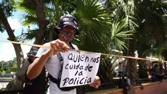 Los manifestantes instalaron un “tendedero”, en donde colgaron denuncias, consignas y dibujos alusivos al abuso Los manifestantes instalaron un “tendedero”, en donde colgaron denuncias, consignas y dibujos alusivos al abuso