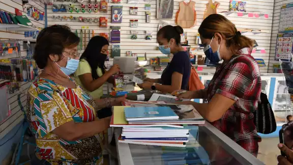 Madres de familia tendrán que cubrir con el gasto de las libretas, tijeras y demás materiales escolares Madres de familia tendrán que cubrir con el gasto de las libretas, tijeras y demás materiales escolares