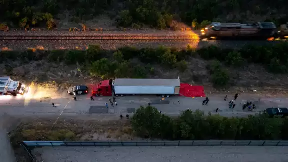 50 migrantes perdieron la vida por golpe de calor y deshidratación al viajar en un remolque de un tráiler. Foto: Captura de pantalla 50 migrantes perdieron la vida por golpe de calor y deshidratación al viajar en un remolque de un tráiler. Foto: Captura de pantalla