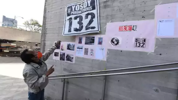 Estudiantes recordaron al #YoSoy132 en la Estela de Luz a 10 años de su creación