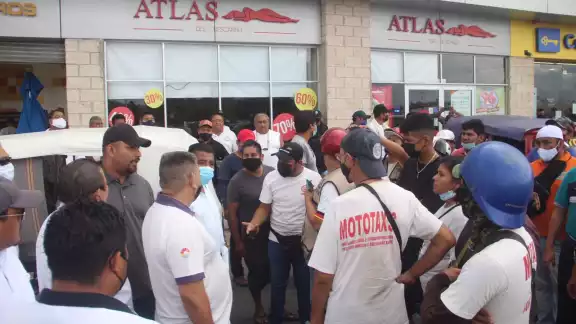 Taxistas se pelean con mototaxistas por permisos para operar en la Plaza Paseos Arco Norte en Cancún Taxistas se pelean con mototaxistas por permisos para operar en la Plaza Paseos Arco Norte en Cancún