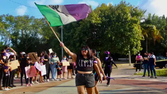 Con pancartas y cánticos las mujeres exigían a una sola voz la legalización del aborto, no más feminicidios, un alto al acoso y a las violaciones Con pancartas y cánticos las mujeres exigían a una sola voz la legalización del aborto, no más feminicidios, un alto al acoso y a las violaciones