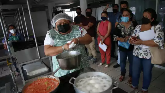 La mujer está orgullosa de preparar manjares de sus ancestros