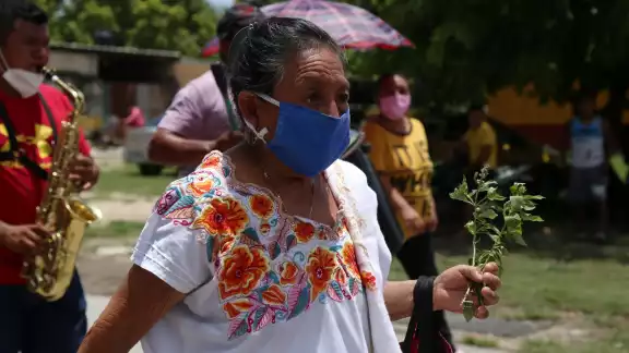 Algunos papás de los nativos les han enseñado a sus hijos a ocultar su cultura para obtener un buen empleo